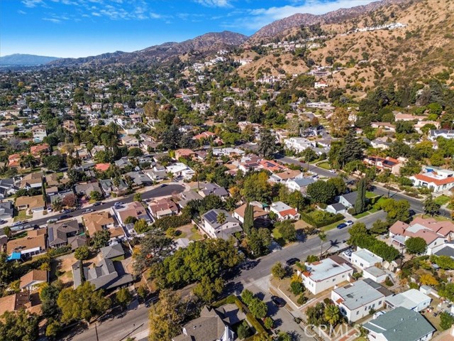 Detail Gallery Image 3 of 74 For 1531 E Alameda Ave, Burbank,  CA 91501 - 3 Beds | 3 Baths