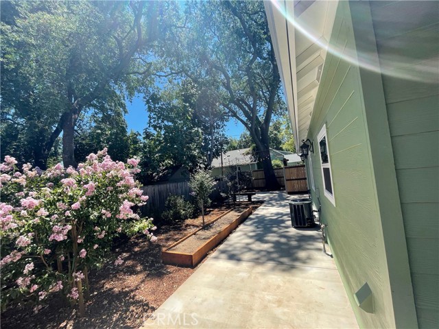 Detail Gallery Image 3 of 41 For 1318 Salem, Chico,  CA 95928 - 5 Beds | 3 Baths