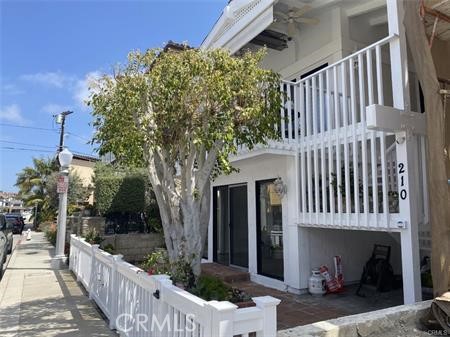 Detail Gallery Image 3 of 10 For 210 Emerald Ave, Newport Beach,  CA 92662 - 2 Beds | 2 Baths