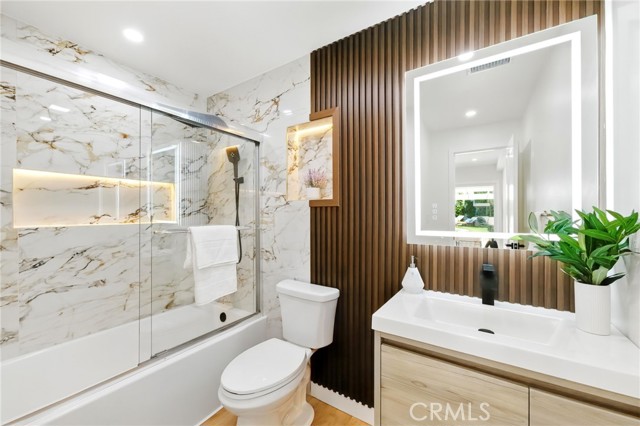 Detail Gallery Image 9 of 21 For 6119 Longridge Ave, Valley Glen,  CA 91401 - 4 Beds | 4/1 Baths