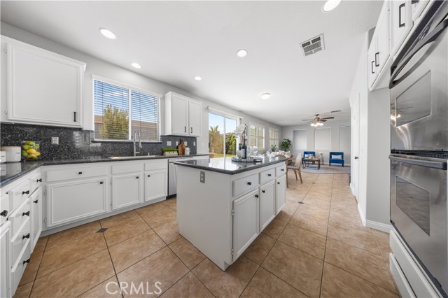 12337 Columbia Lane, Eastvale CA: https://media.crmls.org/medias/87a5339e-5a44-4dc8-a25e-aae4cdeb4a0d.jpg