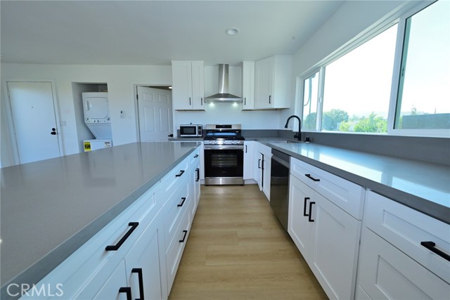 425 N Raymond Avenue, Pasadena CA: https://media.crmls.org/medias/87a70a49-e790-4703-a7f3-0c4be2808c8b.jpg