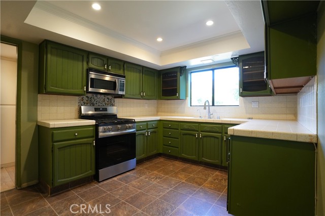 635 East Elmwood Avenue, 204 photo 9