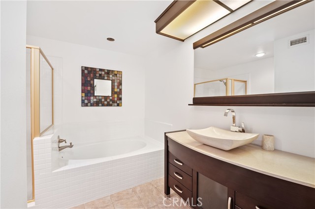 Downstairs en-suite bathroom