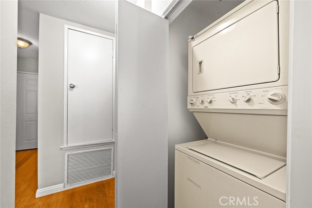 245 S Holliston Avenue, Pasadena CA: https://media.crmls.org/medias/87ac9e92-43fc-44eb-8d94-f6edbec2f517.jpg