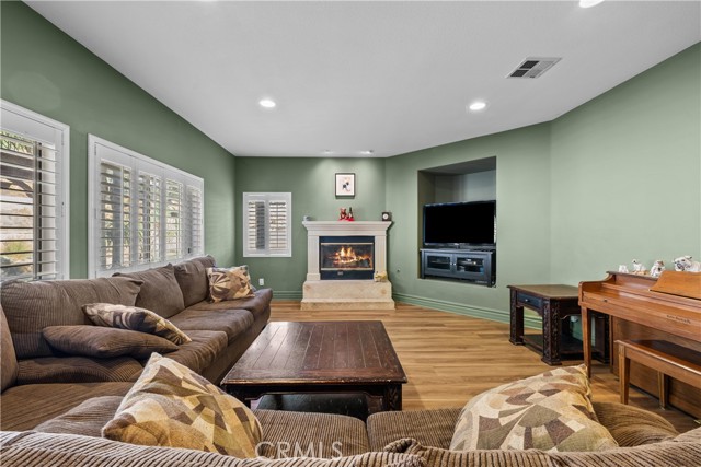 Detail Gallery Image 18 of 72 For 15355 Michael Crest Dr, Canyon Country,  CA 91387 - 5 Beds | 3/1 Baths