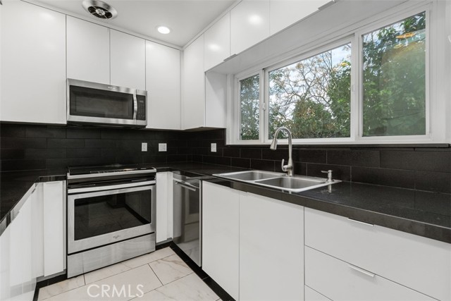 Detail Gallery Image 8 of 41 For 4121 Park View, Riverside,  CA 92501 - 3 Beds | 2/1 Baths