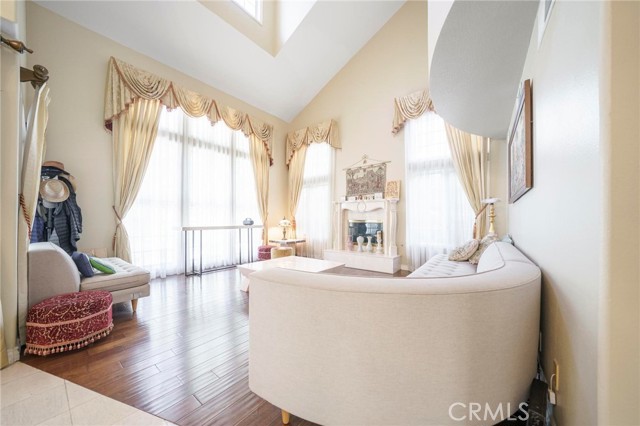 Detail Gallery Image 5 of 32 For 18741 Hillsboro Rd, Northridge,  CA 91326 - 5 Beds | 6/1 Baths