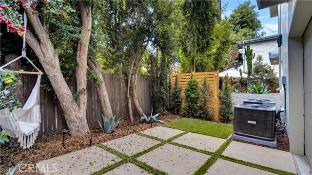 Detail Gallery Image 7 of 17 For 1347 Seward St., Los Angeles,  CA 90028 - 3 Beds | 2 Baths