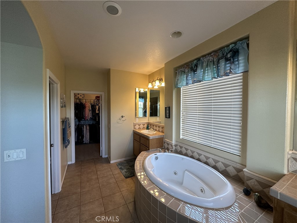 https://media.crmls.org/medias/87b42d2a-4346-4c10-a294-d4e1efea0e7a.jpg?preset=X-Large
