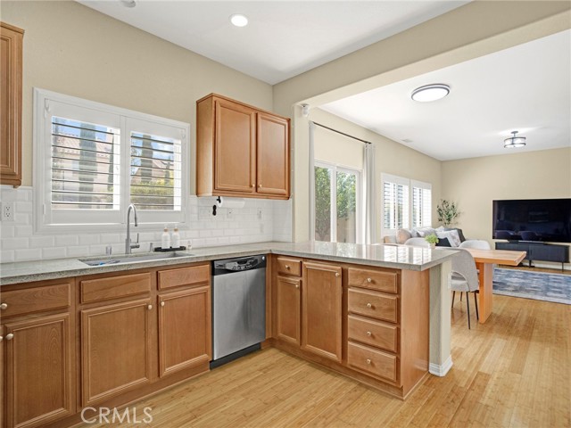 Detail Gallery Image 12 of 38 For 27027 Mountain Willow Ln, Canyon Country,  CA 91387 - 3 Beds | 2/1 Baths