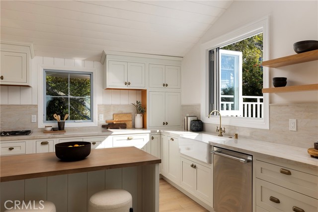 31927 Hayes Place, Laguna Beach CA: https://media.crmls.org/medias/87b91d0b-e24d-43da-bccd-3ba43218a25b.jpg