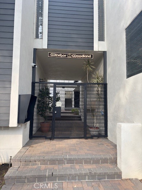 Detail Gallery Image 2 of 16 For 22041 Costanso #103,  Woodland Hills,  CA 91364 - 2 Beds | 2 Baths