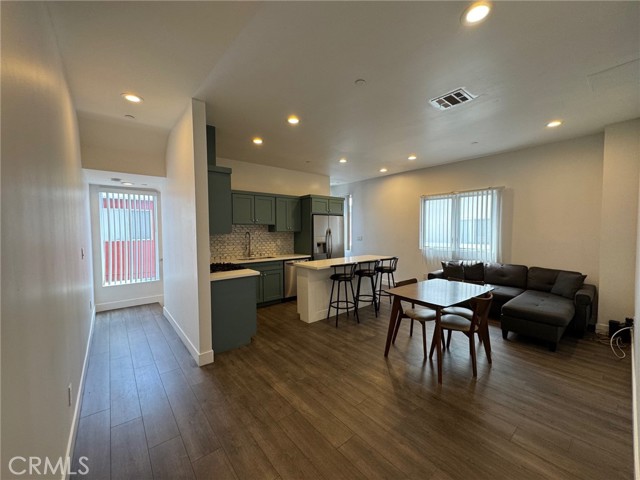 1737 1/2 Magnolia Avenue, Los Angeles CA: https://media.crmls.org/medias/87bce3fd-7986-491c-9a88-c24746c4361f.jpg