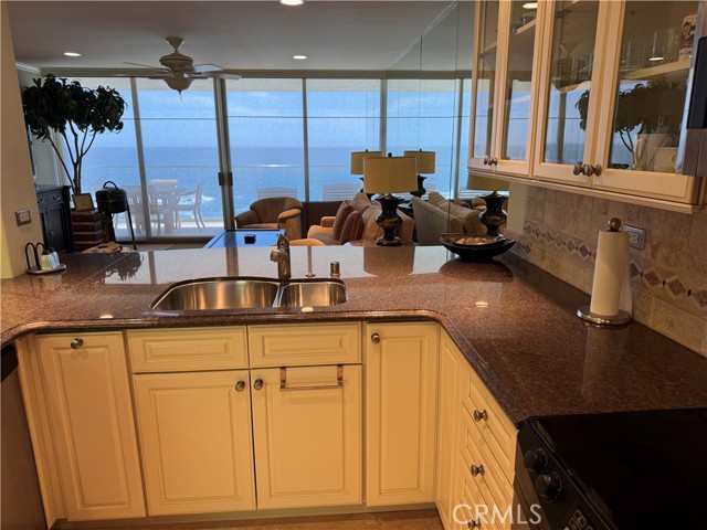 Detail Gallery Image 16 of 24 For 31755 Coast Highway #406, Laguna Beach,  CA 92651 - 2 Beds | 2 Baths