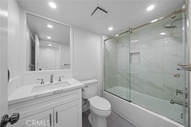 19735 Blythe Street, Winnetka CA: https://media.crmls.org/medias/87bec8e1-333b-4c07-a6ff-262a39159a40.jpg