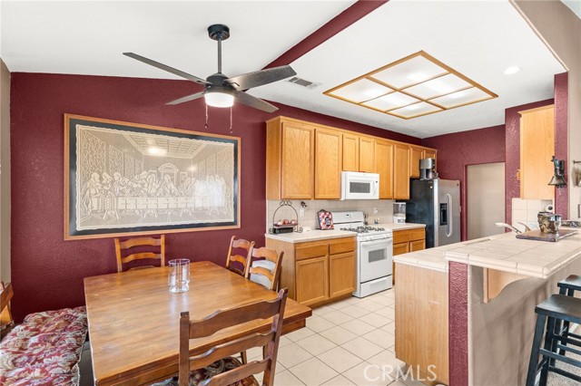 Detail Gallery Image 9 of 34 For 12403 San Dimas, Victorville,  CA 92392 - 4 Beds | 3 Baths