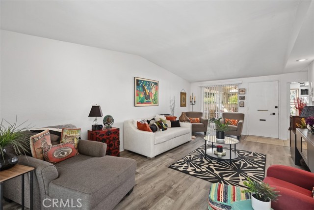 Detail Gallery Image 3 of 25 For 694 Avenida Sevilla #B,  Laguna Woods,  CA 92637 - 2 Beds | 1 Baths