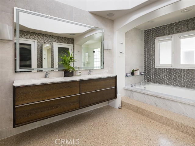Detail Gallery Image 15 of 33 For 360 Hillcrest Street, El Segundo,  CA 90245 - 4 Beds | 4 Baths