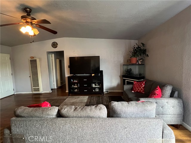 Detail Gallery Image 8 of 23 For 527 E King St, Rialto,  CA 92376 - 3 Beds | 2 Baths