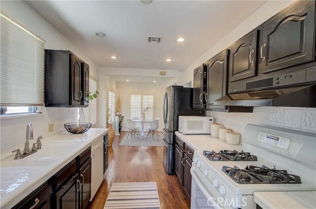 17532 Kittridge Street photo 8