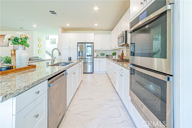 4040 S Bowery Place, Ontario CA: https://media.crmls.org/medias/87cc9ef7-c4c0-4384-9353-1a81d0d62e34.jpg