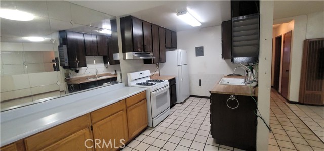 14805 Chase Street, Panorama City CA: https://media.crmls.org/medias/87cdadde-5ac0-4b0d-9c1e-5cf76a7bbb56.jpg