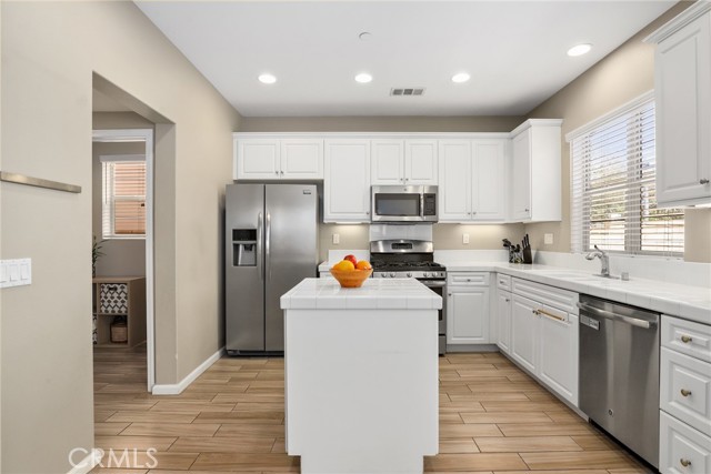 Detail Gallery Image 8 of 36 For 21710 Bene Dr, Saugus,  CA 91350 - 3 Beds | 2/1 Baths