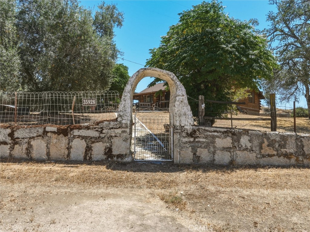 https://media.crmls.org/medias/87d10f15-45ef-4362-bb79-fa790729b15f.jpg?preset=X-Large