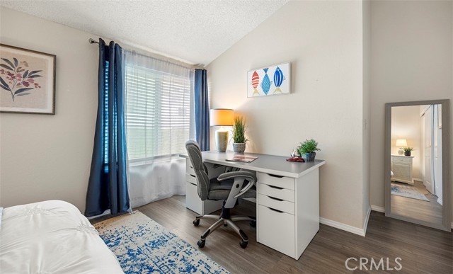 Secondary bedroom.