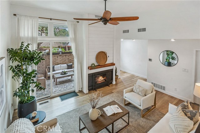 Detail Gallery Image 4 of 15 For 13232 Fiji Way #G,  Marina Del Rey,  CA 90292 - 3 Beds | 2/1 Baths