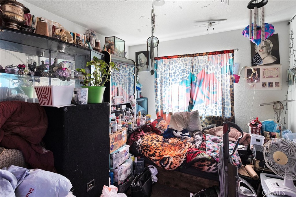 https://media.crmls.org/medias/87d854b2-e6c2-4943-8156-b14f629709fd.jpg?preset=X-Large