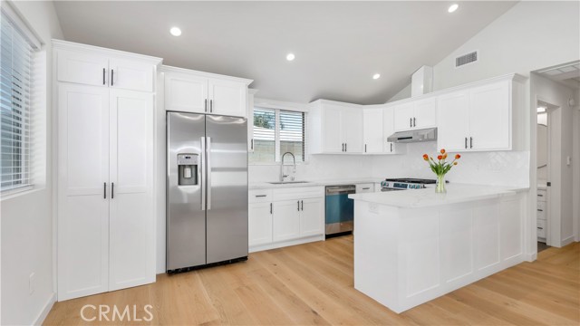 318 N Catalina, Burbank CA: https://media.crmls.org/medias/87dc3f63-c46f-496f-989e-f897b5a7fce9.jpg