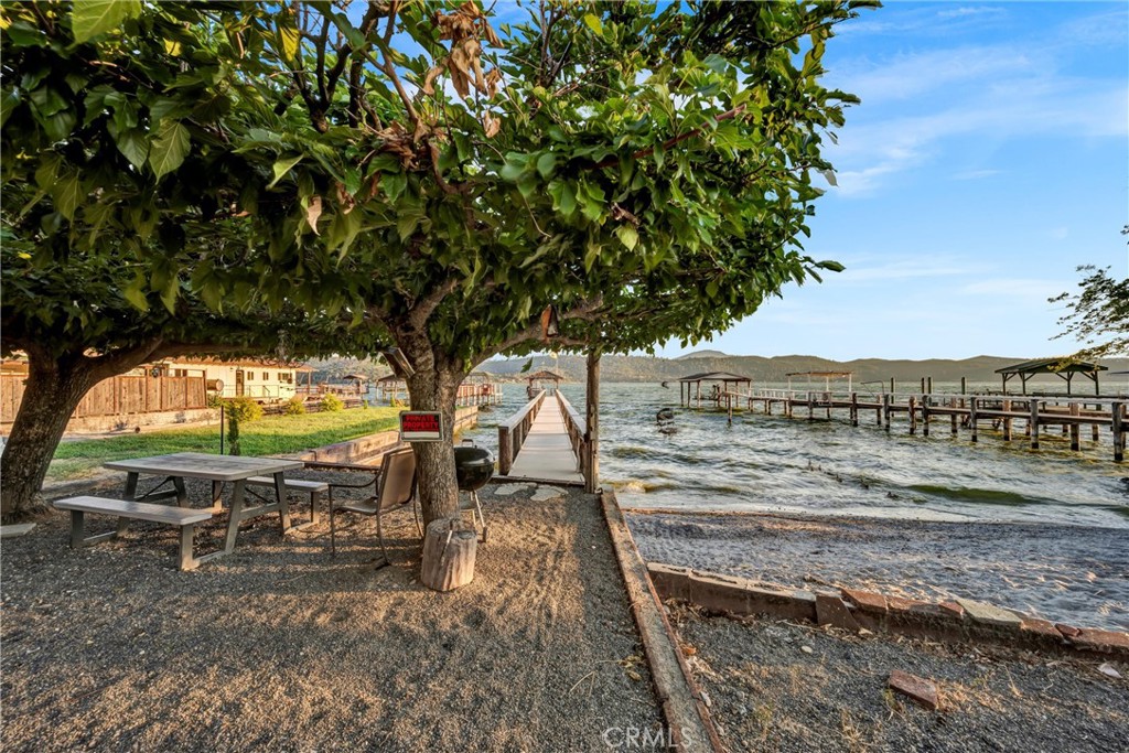 https://media.crmls.org/medias/87dc42f4-6055-48e4-83b0-9bf3f5c3c72a.jpg?preset=X-Large
