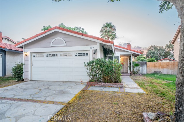 807 Santa Fe Lane, Colton CA: https://media.crmls.org/medias/87e11137-174c-42de-b749-161bd3ad2f01.jpg