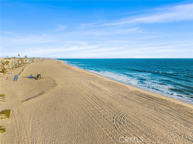 105 A Surfside Avenue, Surfside CA: https://media.crmls.org/medias/87e5a60c-91b3-46d3-9a41-4c8e10602a10.jpg