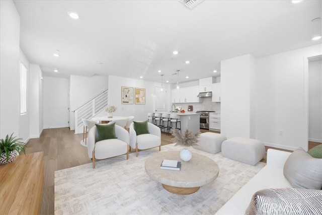 Detail Gallery Image 4 of 33 For 2378 Channel Drive #105,  Ventura,  CA 93003 - 4 Beds | 2/1 Baths