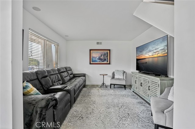 1324 Darwin Drive, Oceanside CA: https://media.crmls.org/medias/87ebefd8-b4ff-4f82-83b4-f16750e61458.jpg