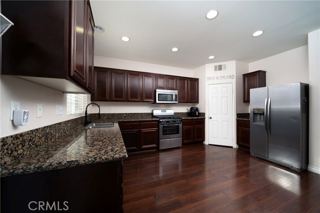 Detail Gallery Image 11 of 32 For 286 Anderegg Ln, Colton,  CA 92324 - 5 Beds | 2/1 Baths