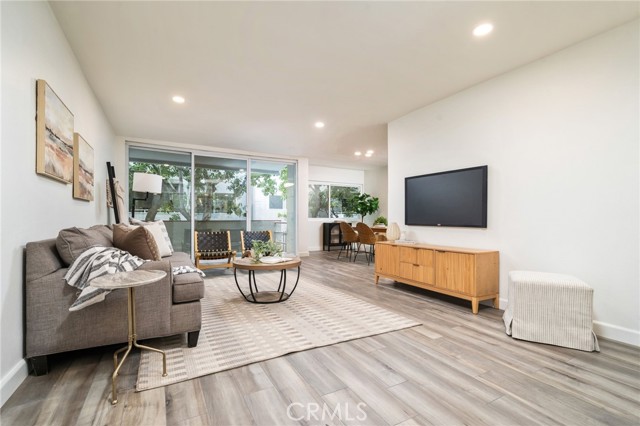 Detail Gallery Image 5 of 22 For 4915 Tyrone #115,  Sherman Oaks,  CA 91423 - 1 Beds | 1/1 Baths