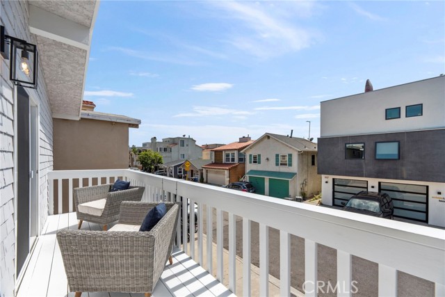 920 Loma Drive, Hermosa Beach, California 90254, 3 Bedrooms Bedrooms, ,2 BathroomsBathrooms,Residential,Sold,Loma,SB24127387