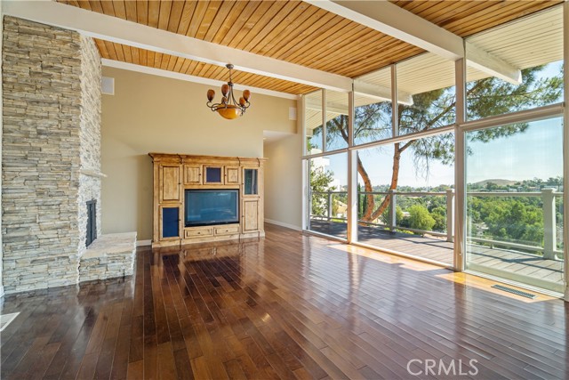 Detail Gallery Image 5 of 32 For 5102 Medina Rd, Woodland Hills,  CA 91364 - 2 Beds | 2 Baths