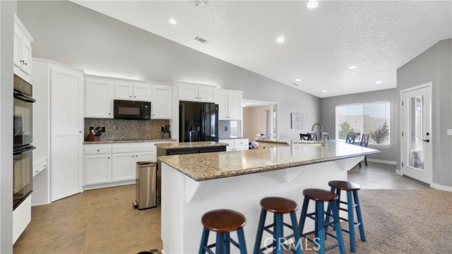 Detail Gallery Image 8 of 42 For 29628 Mountain View Rd, Lucerne Valley,  CA 92356 - 4 Beds | 2/1 Baths