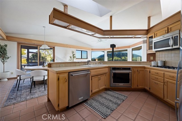 Detail Gallery Image 11 of 62 For 957 Skyline Dr, San Luis Obispo,  CA 93405 - 4 Beds | 2 Baths