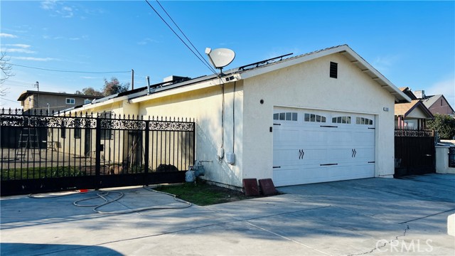 Detail Gallery Image 5 of 9 For 430 S Backer Ave, Fresno,  CA 93702 - 5 Beds | 2 Baths