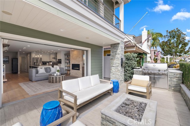 Detail Gallery Image 2 of 26 For 219 Diamond Ave, Newport Beach,  CA 92662 - 3 Beds | 3 Baths
