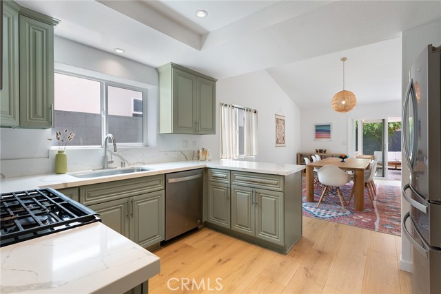 Detail Gallery Image 19 of 42 For 5607 Royer Ave, Woodland Hills,  CA 91367 - 4 Beds | 2 Baths