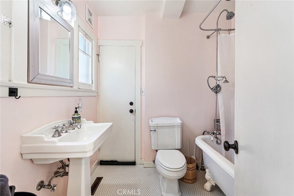 https://media.crmls.org/medias/87f9836d-a35e-43d1-9ff8-099b75a4714a.jpg?preset=X-Large