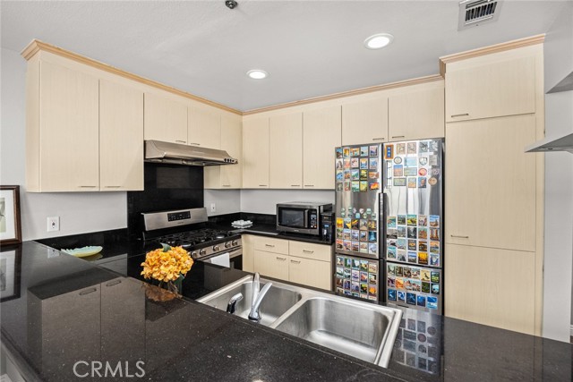 245 S Holliston Avenue, Pasadena CA: https://media.crmls.org/medias/88007893-ef28-4717-ba7d-40735640af64.jpg