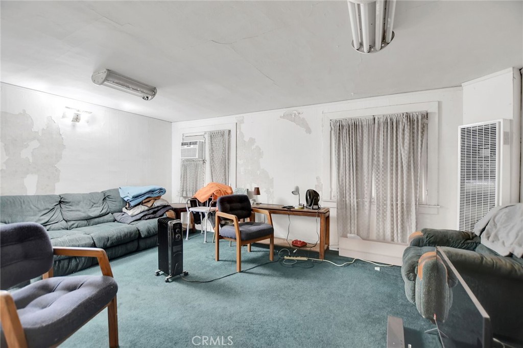 https://media.crmls.org/medias/880189bc-0565-4f41-a375-cdb3979f9f4e.jpg?preset=X-Large
